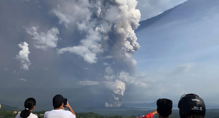 На Филиппинах эвакуируют 8 тысяч жителей из-за активности вулкана