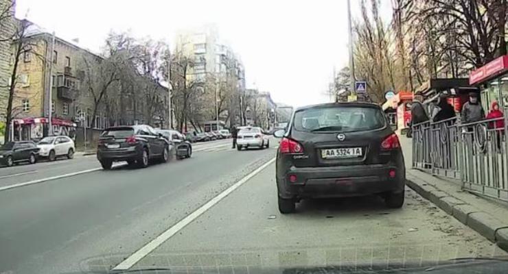 В Киеве на переходе сбили пешехода: Опубликовано видео