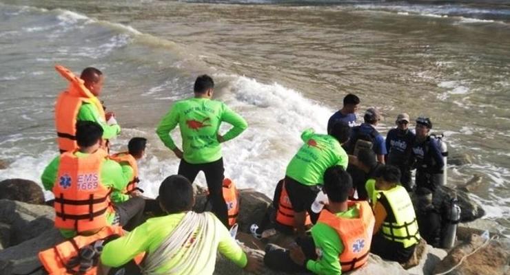 Волна смыла четырех детей в море во время празднования Дня ребенка