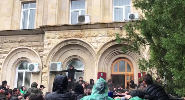 Победа протеста. Что происходит в Абхазии