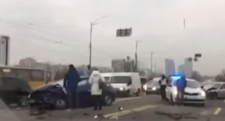 Масштабное ДТП возле моста Патона в Киеве: Опубликовано видео