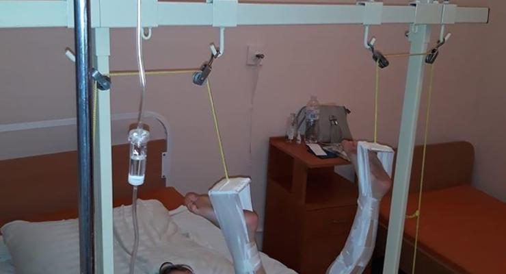 Перелом бедра и шок: В столичной поликлинике ребенка привалило дверью