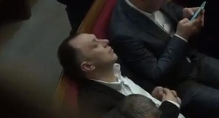 "Слуга Народа" Васильев заснул прямо на заседании Верховной Рады