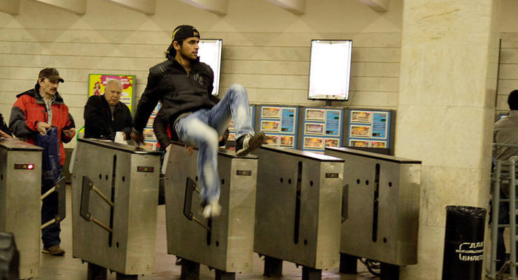 "Бьют пассажиров": В столичном метро решили поменять старые турникеты