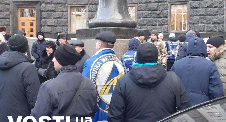 Под Кабмином проходит митинг за отставку Милованова
