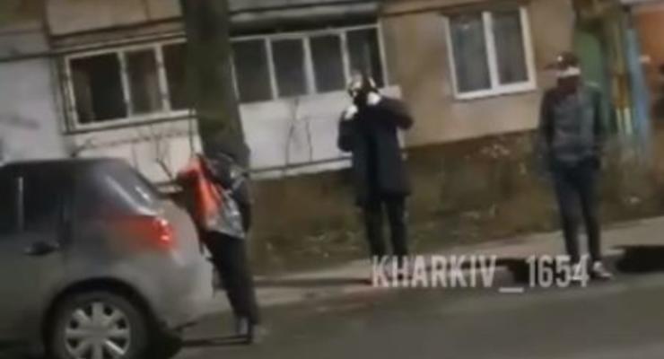 В Харькове подростки громили машины и нападали на людей