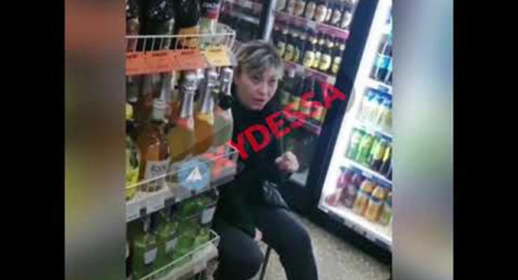 В Одессе пьяная продавщица оскорбляла клиента из-за украинского языка