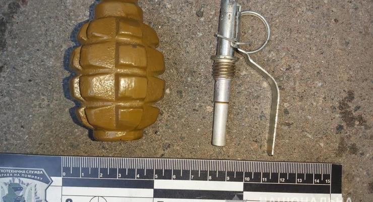 В Харькове мужчина угрожал взорвать гранату на работе