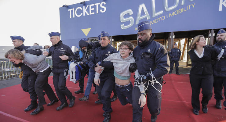 В Брюсселе во время автосалона арестовали почти 200 эко-активистов