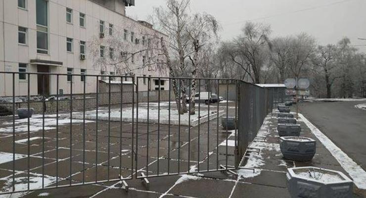 В Запорожье обнесли забором место, где должны выступить артисты из РФ