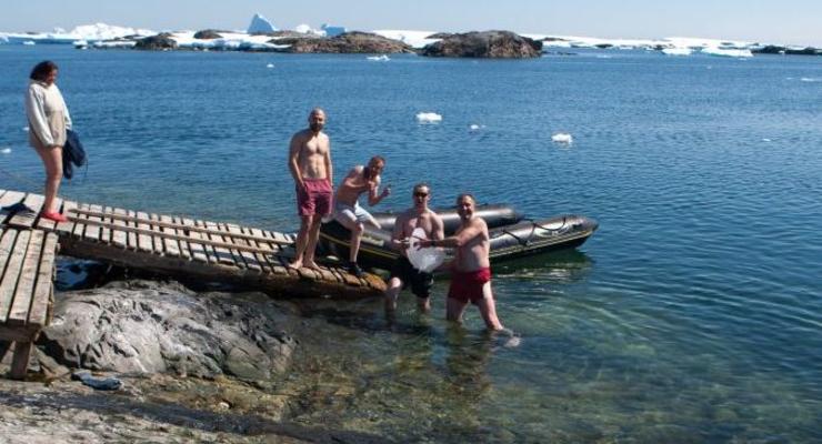 Украинские полярники скупались на Крещение в бухте в Антарктике