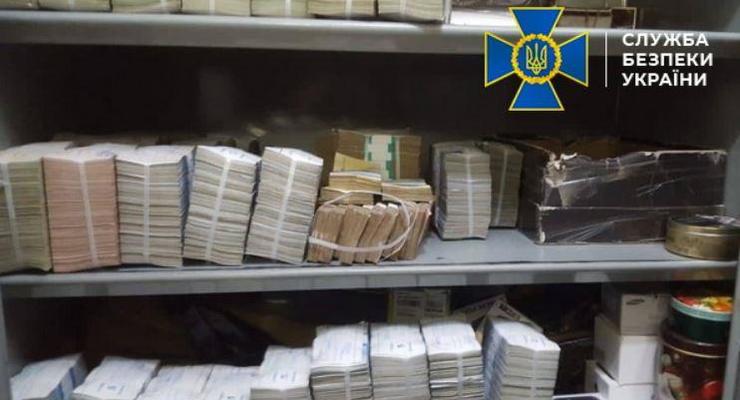 Обыски в Херсоне: СБУ показала стелаж денег
