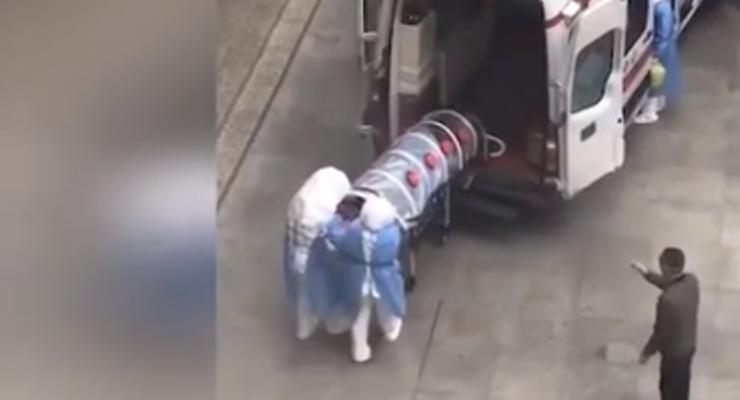 Появилось видео транспортировки больного коронавирусом в Китае