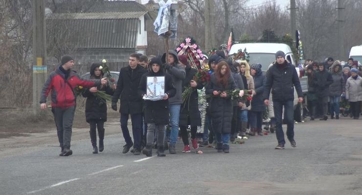 Дорогу устелили цветами: В Переяславе простились с погибшим стюардом МАУ
