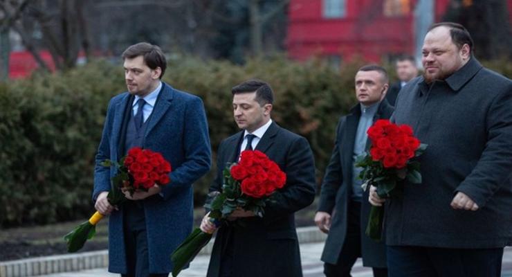 Зеленский возложил цветы к памятнику Кобзарю и Грушевскому