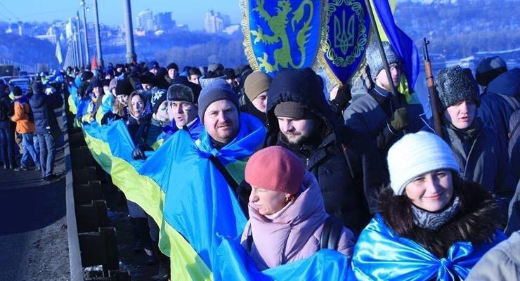 День Соборности: В Киеве на мосту Патона создали “живую цепь”
