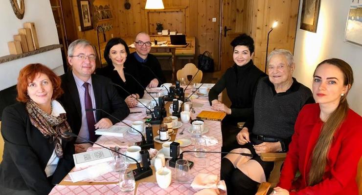 Миллиардер Сорос встретился в Давосе со своими сторонниками из Украины
