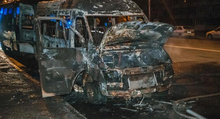 В Киеве на Оболони дотла сгорела маршрутка