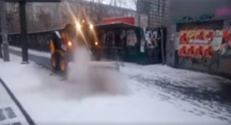На улицы Киева вышли почти 200 снегоуборочных машин