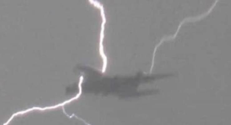 В небе над Львовом в самолет попала молния: детали