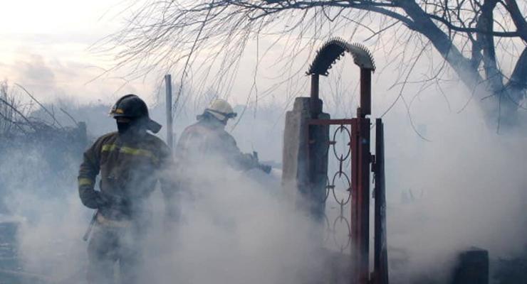 В Одессе загорелся камыш: огонь перекинулся на здание