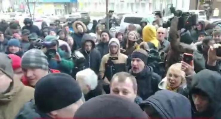 "Зелю геть! Порох Геть!" Под ГБР сошлись сторонники Зеленского и Порошенко