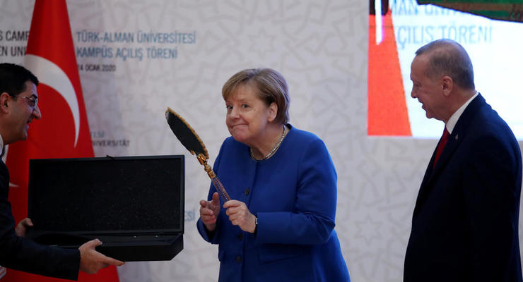 Меркель удивила реакцией на подарок Эрдогана