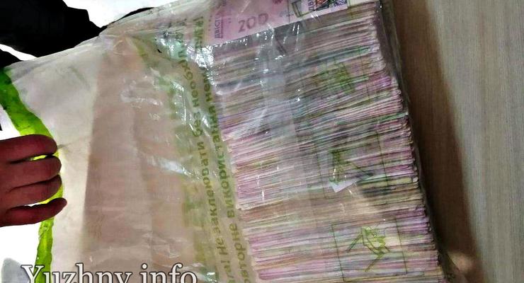 На Одессчине мужчина нашел на дороге пакет денег и отнес в полицию