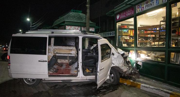 Под Киевом компания на авто разбила три машины и врезалась в МАФ