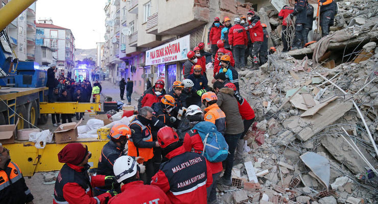 Землетрясение в Турции: Из-под завалов спасли пятилетнего мальчика
