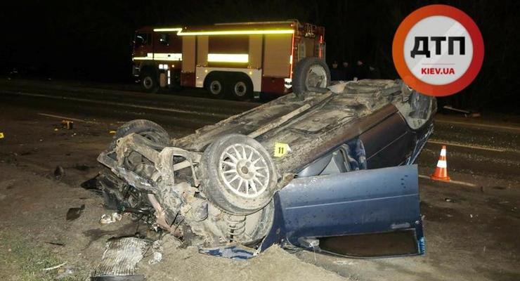 В Киеве автомобиль вылетел на встречку: один человек погиб