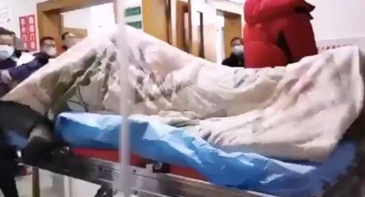 На видео попала лихорадка больного коронавирусом в Китае