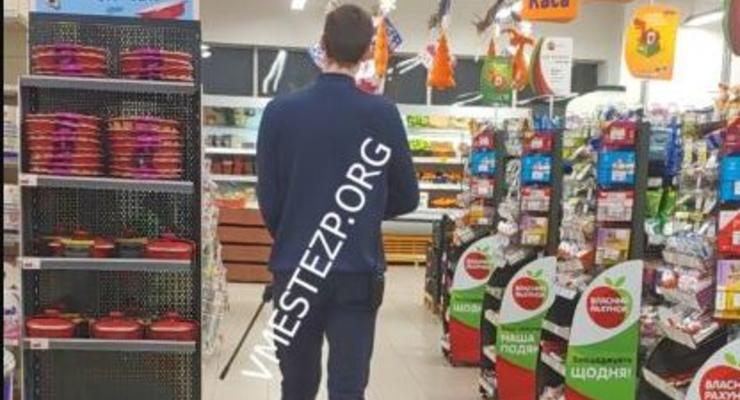 В Запорожье охранник из ружья отстреливал воробьев внутри супермаркета