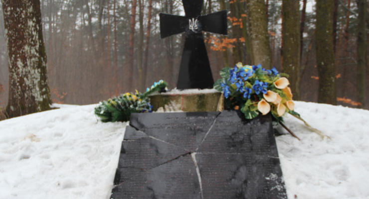 Польша восстановит уничтоженную могилу УПА на горе Монастырь - Зеленский