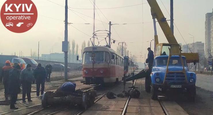 На Троещине в Киеве у трамвая на ходу отвалились колеса