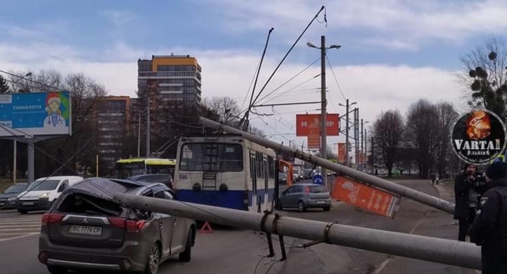 Во Львове электроопоры рухнули на троллейбус с пассажирами и легковушку
