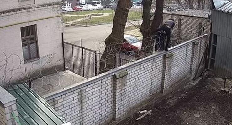 ГБР показало видео, как Черновол перелезла на территорию бюро через забор