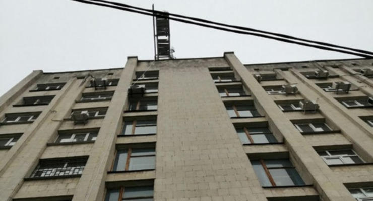 В Кропивницком строитель упал с крыши 9-этажки и остался жив