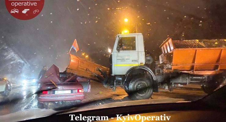 В Киеве снегоуборочная машина снесла крышу другому авто