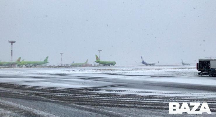 Угрожала взорвать самолет: В Москве экстренно сел самолет из Крыма