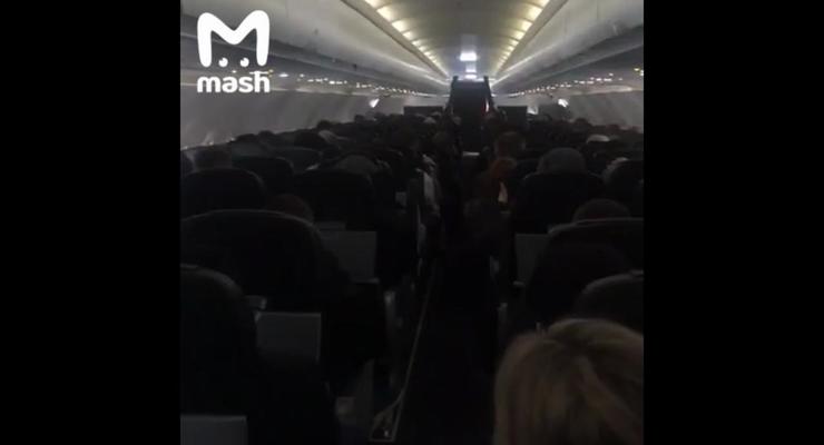 “Никто ничего не говорит”: появилось видео с захваченного в РФ самолета