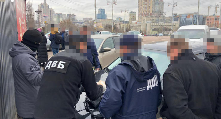 ГБР задержало инспектора полиции на взятке в 10 тыс гривен