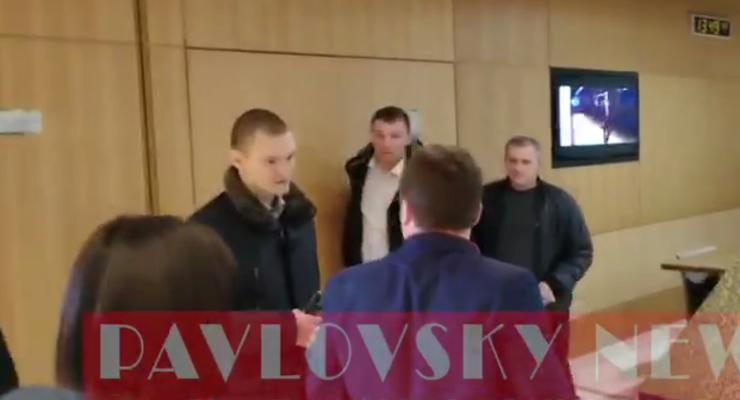 “Конченые твари”: В Киеве журналист сцепился с охраной Гончарука