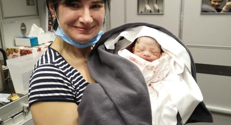 Украинка приняла роды в самолете, который летел в Бангкок