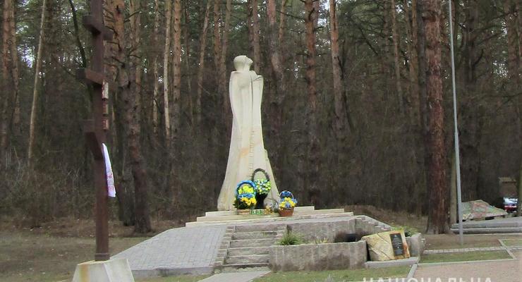 C памятника под Киевом украли флаг Украины