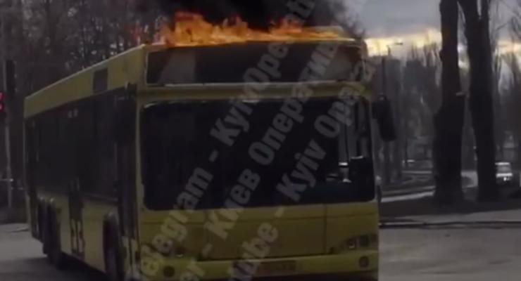 В Киеве заметили "огненный троллейбус"