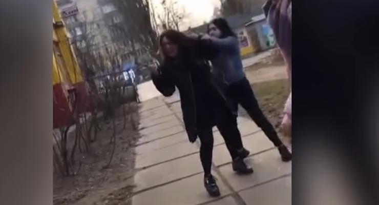 В Киеве старшеклассницы зверски избили девочку на камеру