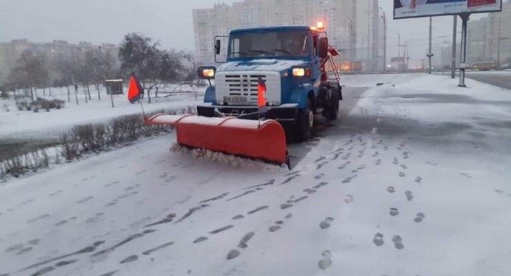 Киевские коммунальщики показали, как они борются со снегом