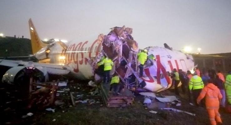 Жесткая посадка самолета в Стамбуле: один человек погиб