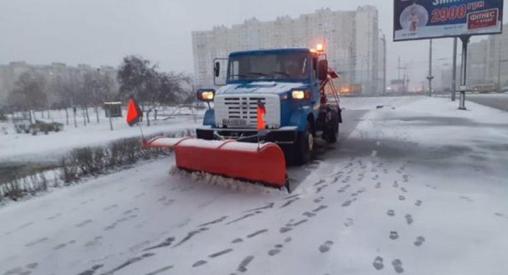Снегопад в Киеве: В КГГА призвали водителей воздержаться от поездок